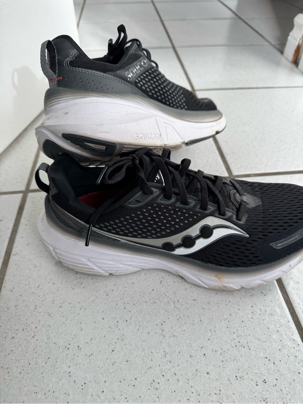 Saucony Guide 17 Black & White Men’s Running Sneakers sz 10